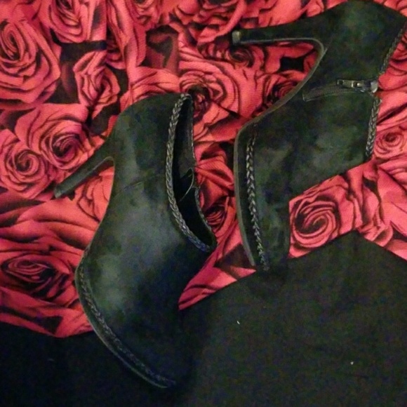 Gorgeous and comfy booties - Picture 3 of 7